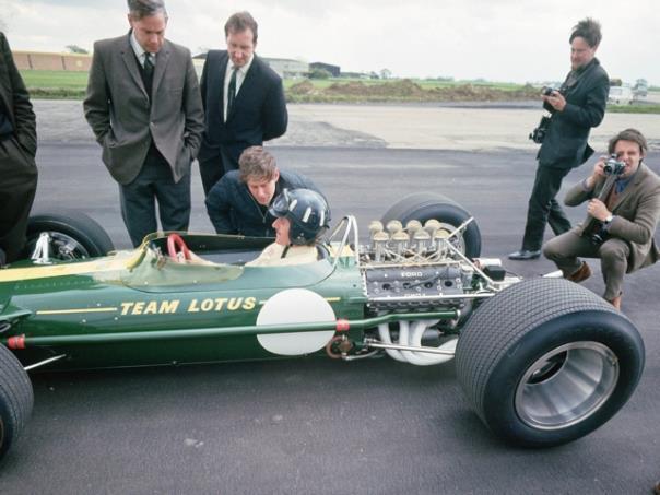 Eine Ikone unter den Rennmotoren: Vor 50 Jahren revolutionierte der Ford Cosworth DFV die Formel 1 (Graham Hill im Lotus, 1967).  Foto: Auto-Medienportal.Net/Ford